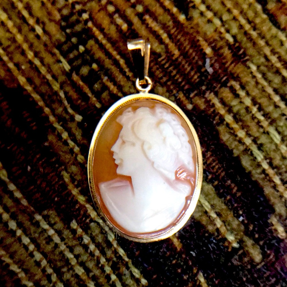 Solid 14K Gold Cameo Pendant L: 1” (28mm w bale), W: 3/4”